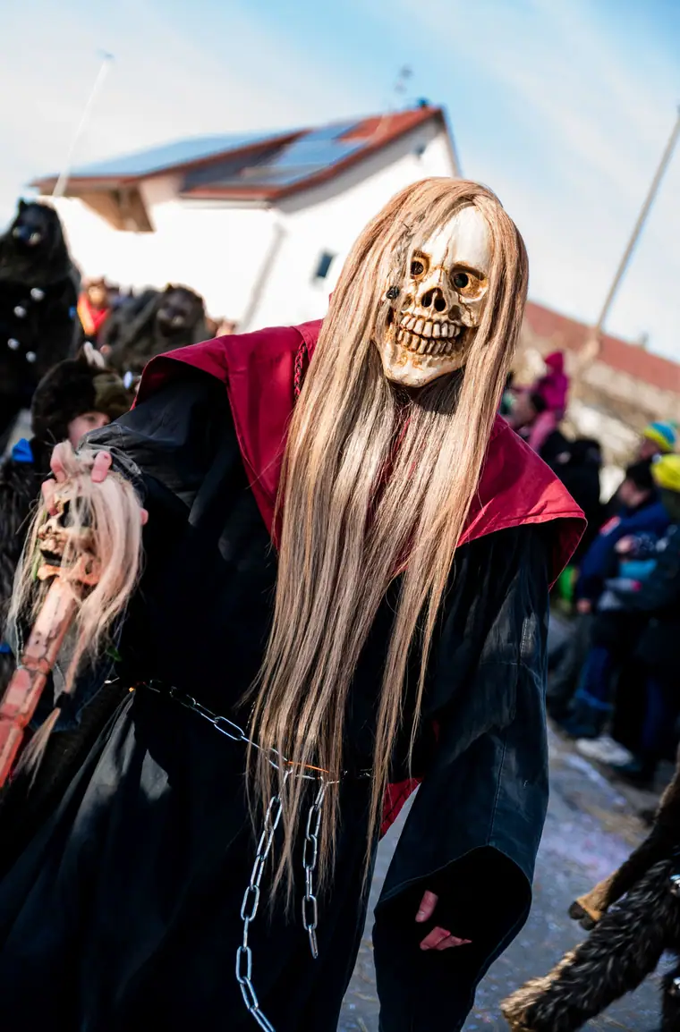 Der Tod mit Totenkopfmaske und rotem Umhang