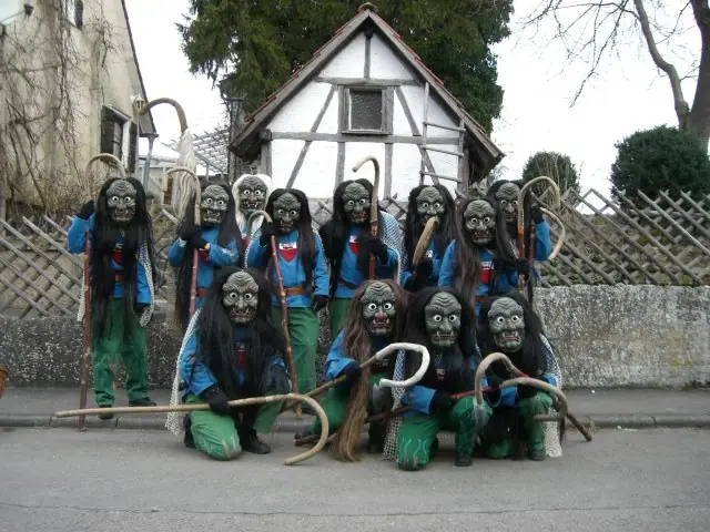 Gruppenbild der Hakenmänner in grün-blauem Häs mit Netz