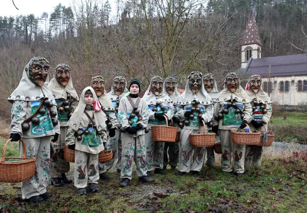 Buzefalus-Gruppe mit Weidenkörben und Schellenriemen