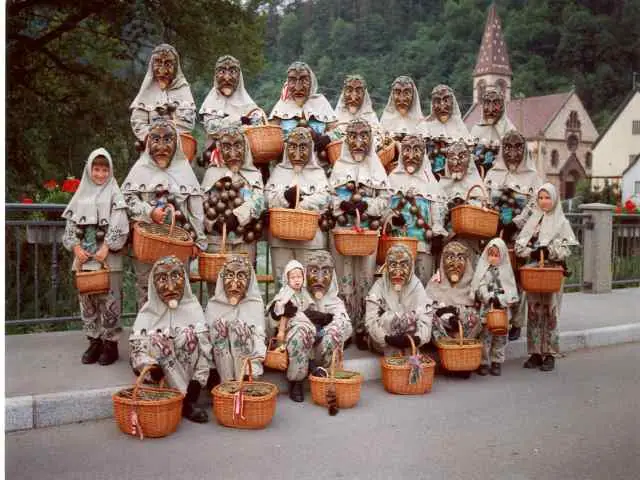 Älteres Gruppenbild der Buzefalusse vor der Fischinger Kirche