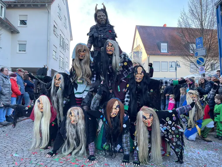 Gäu-Hexen und Gäu-Wächter bauen beim Umzug eine Pyramide