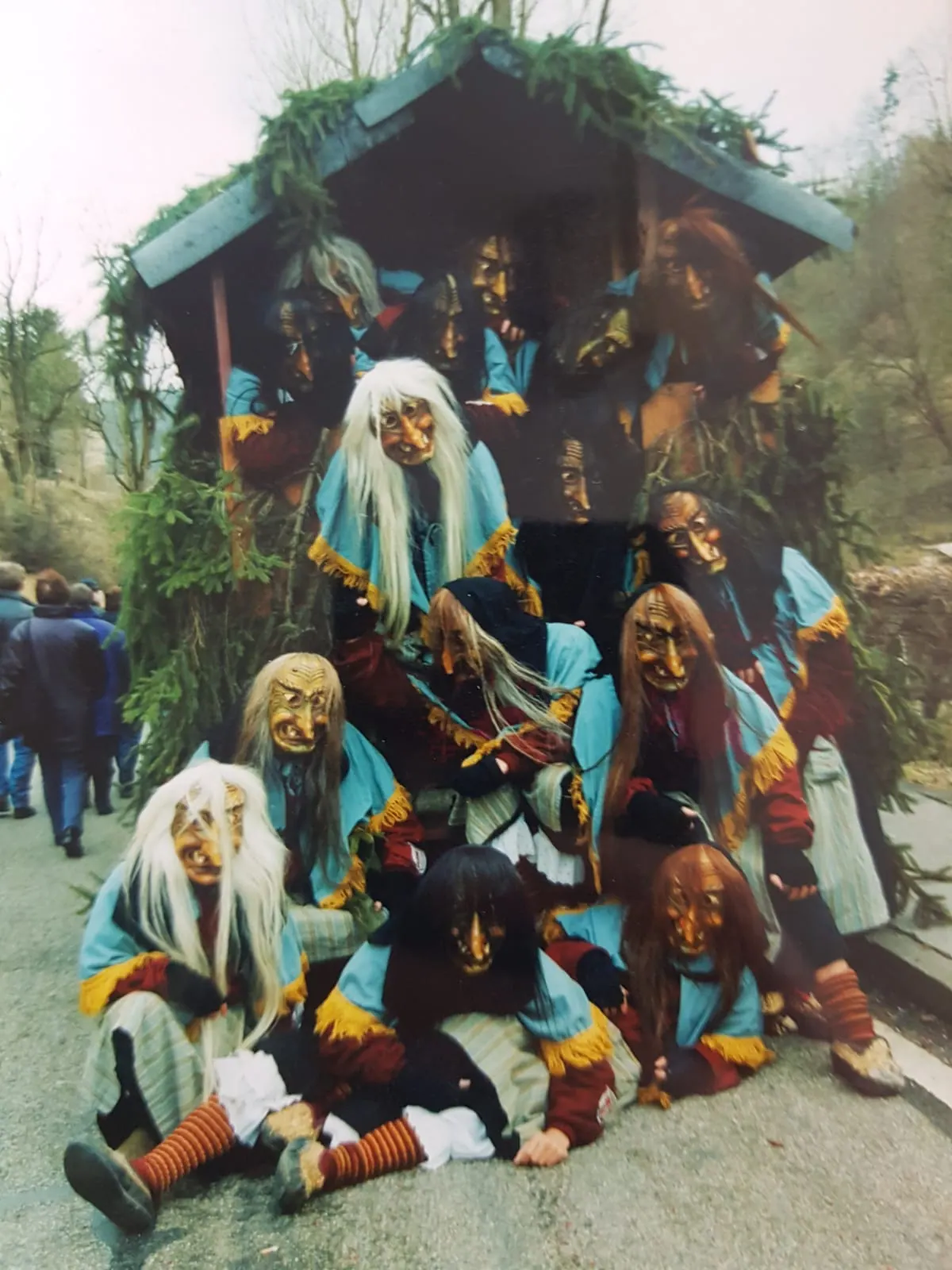 Historisches Foto der Gayra-Hexa an einem Narrenbaum/Wagen