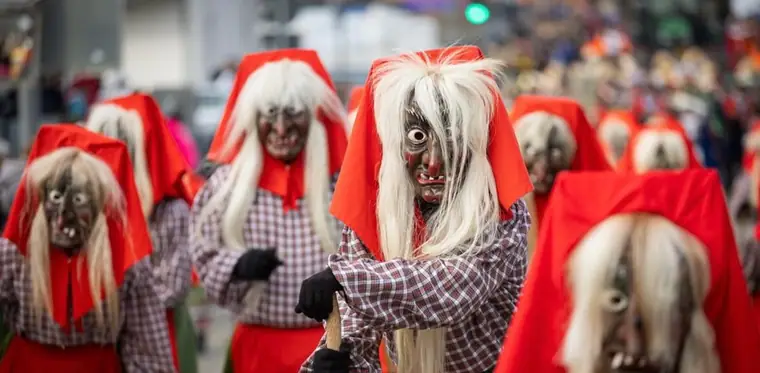 Horga-Hexen mit roten Kopftüchern beim Umzug