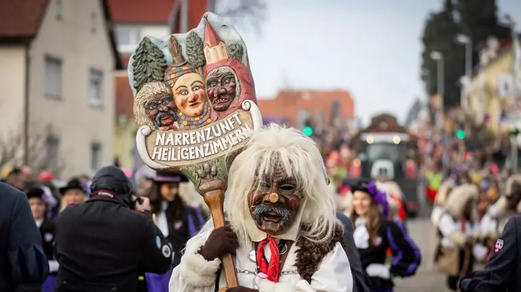Harzklumpen mit Zunftschild beim Umzug