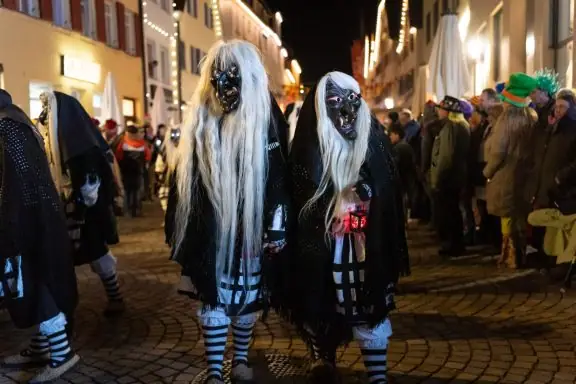 Zwei Käpfle Hexen beim Nachtumzug