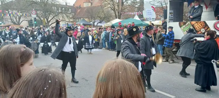 Misthäufles-Reiläuter beim Umzug