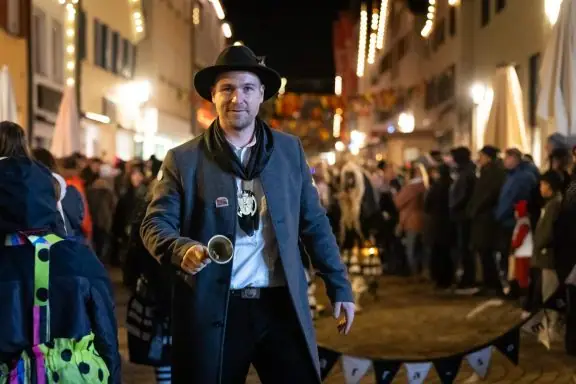 Misthäufles-Reiläuter mit Handglocke beim Nachtumzug