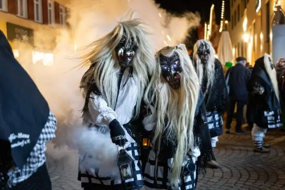 Käpfle Hexen beim Nachtumzug mit Rauch