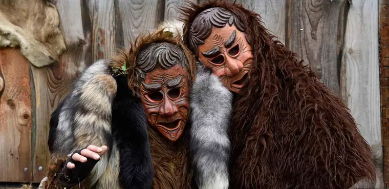 Zwei Erdmahle-Masken mit Fellhäs in Nahaufnahme