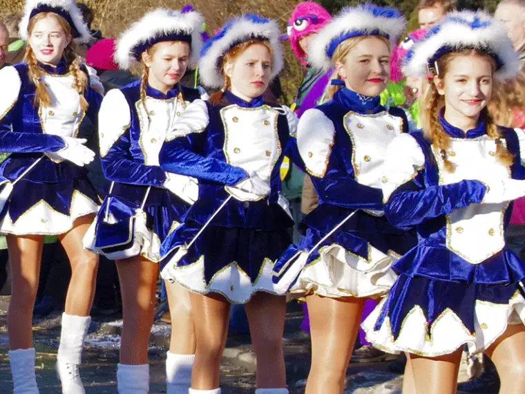 Tanzgarde in blau-weißen Uniformen