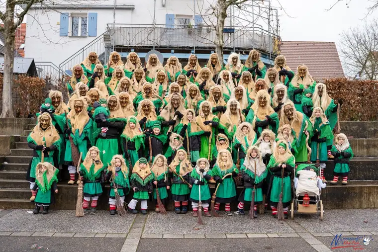Gruppenfoto der Lausbühlhexen in grünem Häs