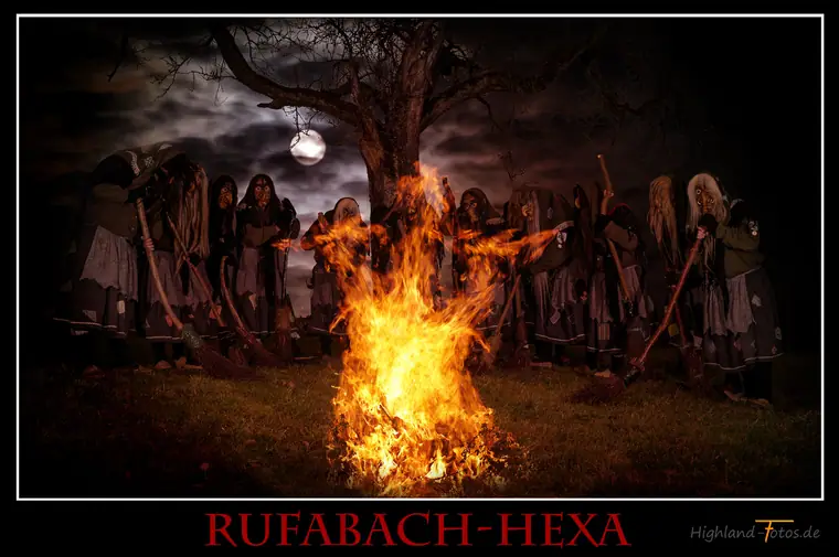 Rufabach-Hexen am nächtlichen Feuer