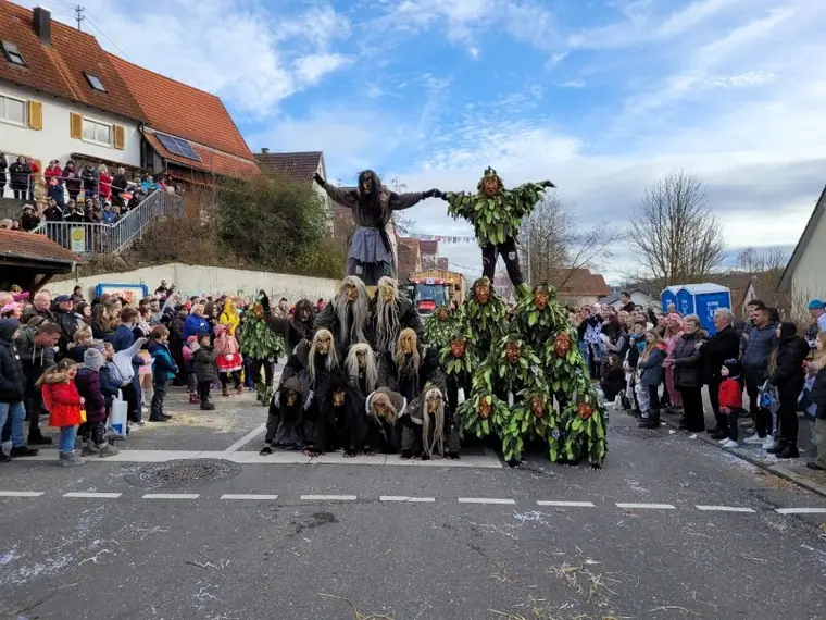 Hexen und Riaba-Moschter der Narrenzunft Kusterdingen beim Umzug
