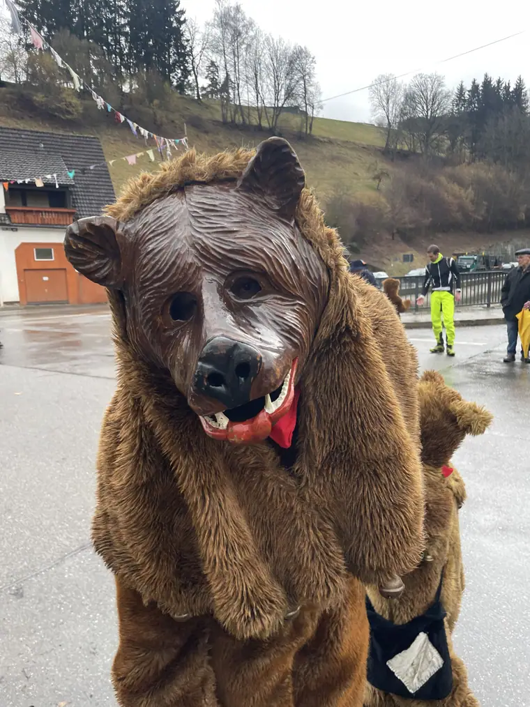 Leinstetter Bär im Fell mit Holzmaske