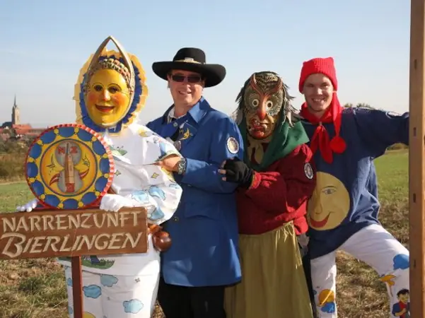 Figuren der Zunft mit Ortsschild