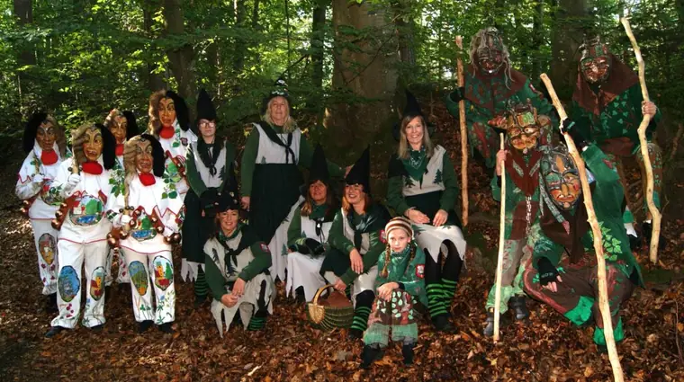 Gruppenfoto aller Figuren im Wald