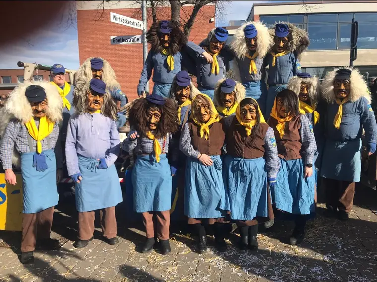 Gruppenbild der Äckerlesmacher mit gelben Halstüchern