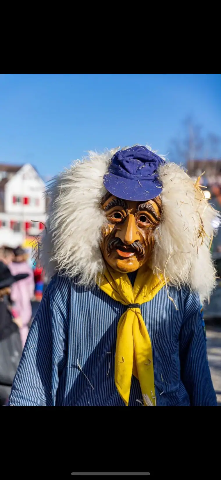 Maske eines Äckerlesmachers mit Mütze und gelbem Halstuch