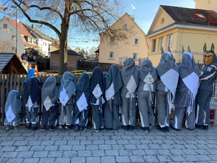 Reihe von Hästrägern in grauen Kutten