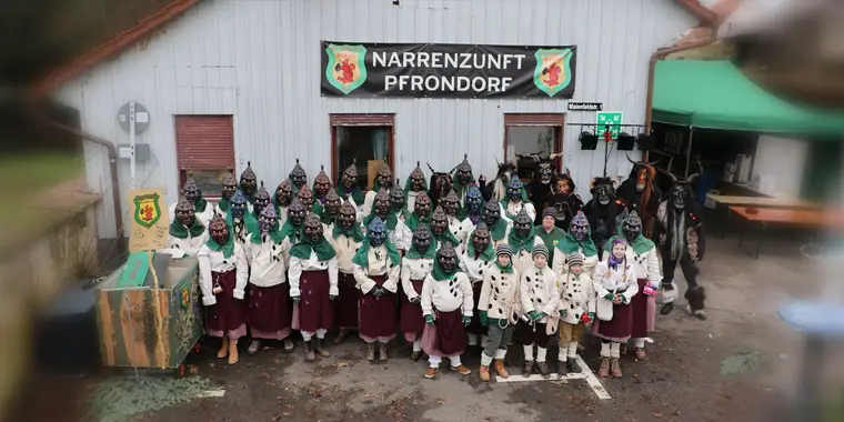Hutzler und Bitzlema vor dem Hutzlerstüble der Narrenzunft Pfrondorf