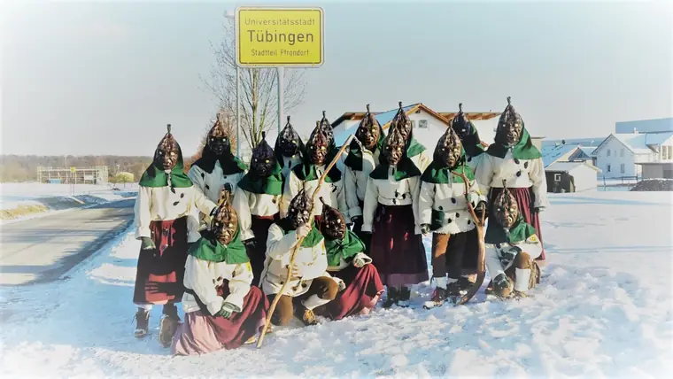 Hutzler-Gruppe im Schnee am Ortsschild Pfrondorf