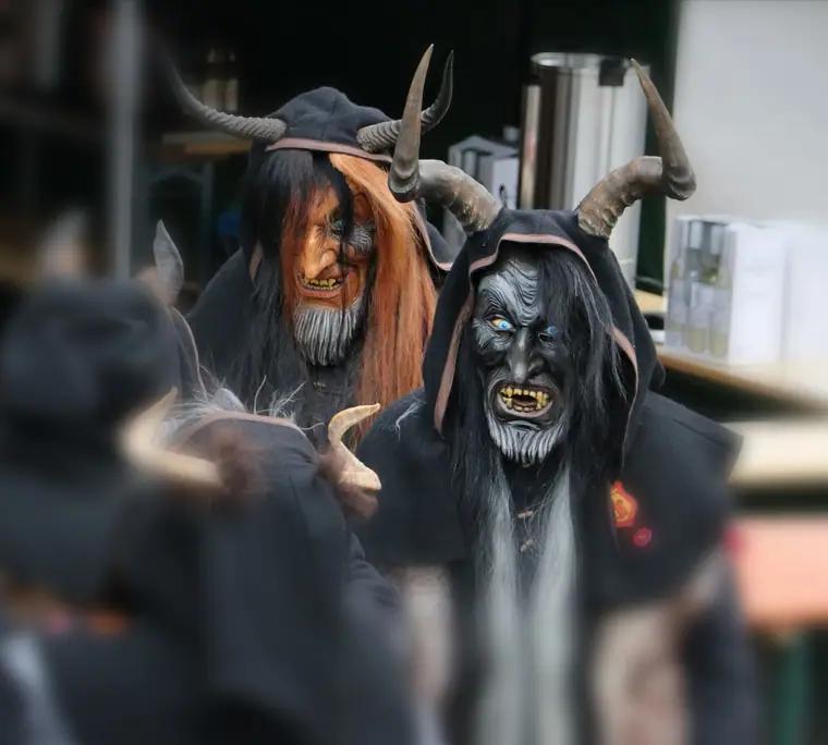 Gehörnte Fellmasken der Bitzlema