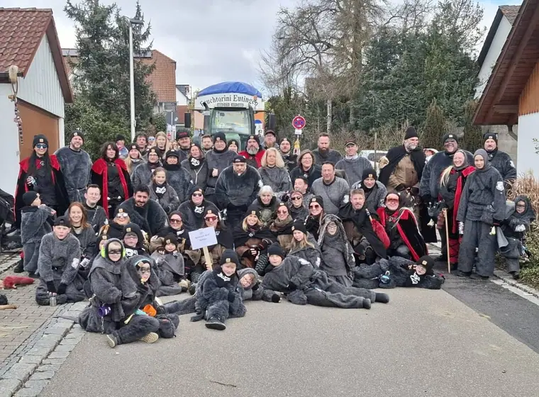 Gruppenbild der Zunftmitglieder im Häs