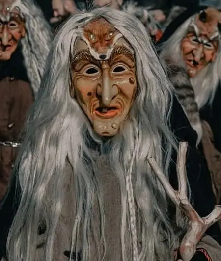 Weiherburg-Hex mit langen grauen Haaren