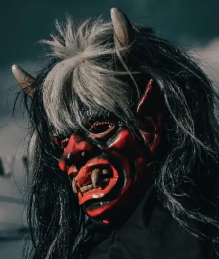 Maske der Naihremer Nodle mit roter Bemalung und Hörnern
