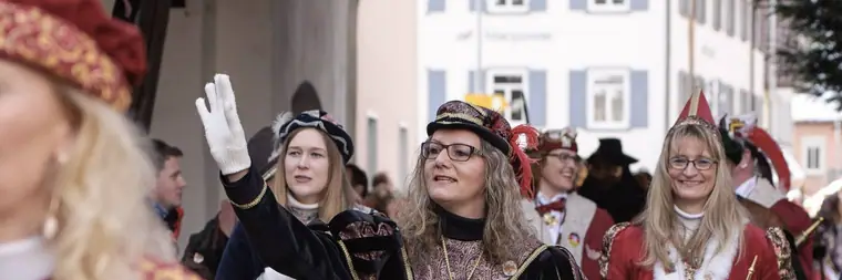 Historische Figuren beim Umzug