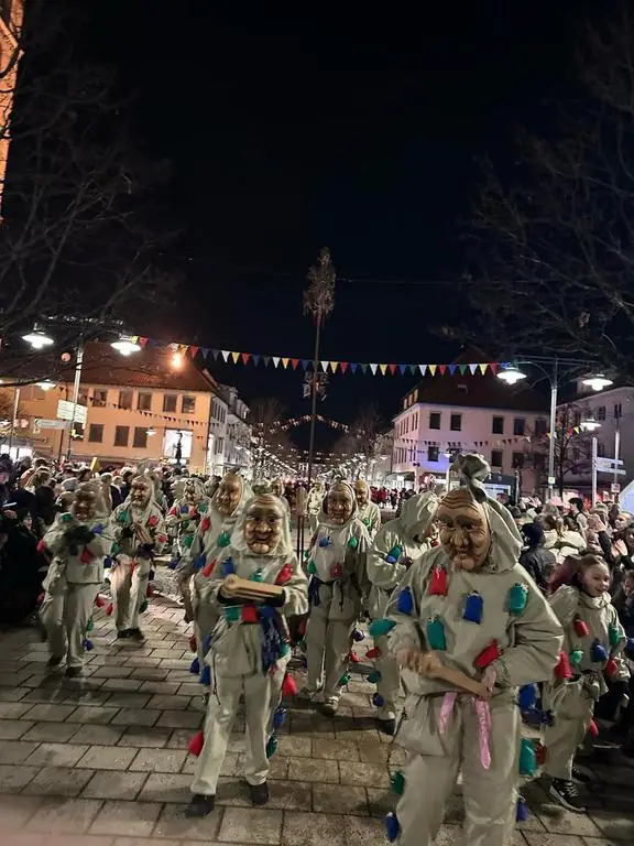 Gruppe der Sandsäcke beim nächtlichen Fackelumzug