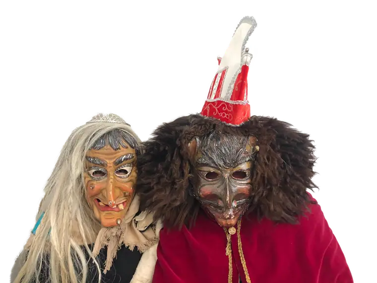 Masken von Hexe und Köhler in Nahaufnahme
