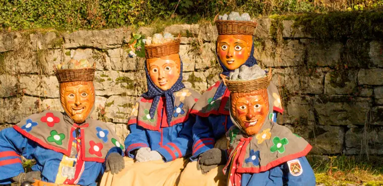 Stoagrättle-Figuren vor einer Natursteinmauer