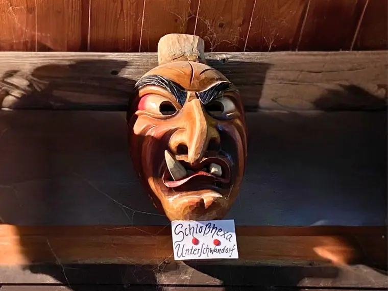 Geschnitzte Holzmaske einer Schlosshexe