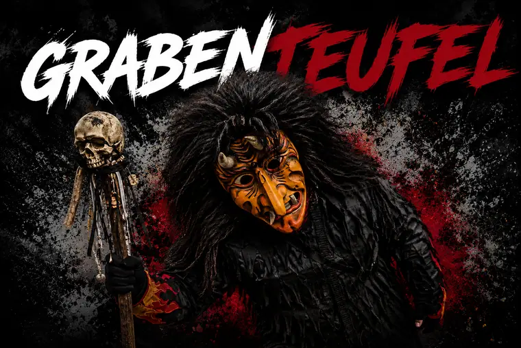 Grabenteufel im zotteligen schwarzen Häs mit Holzmaske und Totenkopf-Stab