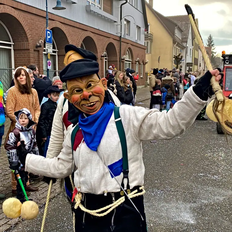 Figur Baga mit Peitsche beim Umzug in Bondorf 2025