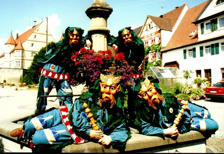 Brunnenspuier am Hirrlinger Dorfbrunnen im Gründungsjahr 1994
