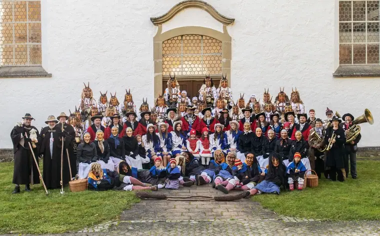 Großes Gruppenfoto aller Gruppen vor einer Kirche (2025)