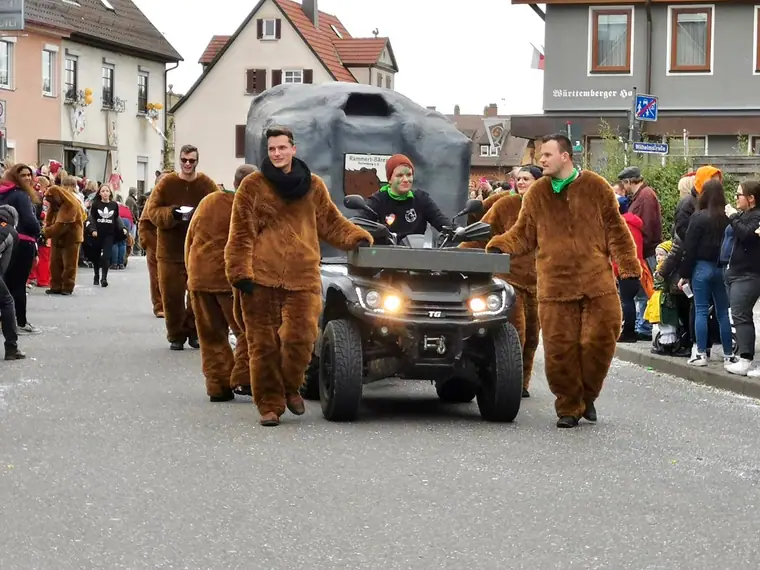 Bären mit Käfig-Fahrzeug im Umzug