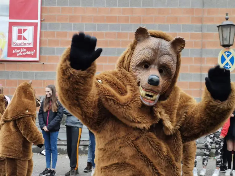Winkender Bär am Straßenrand