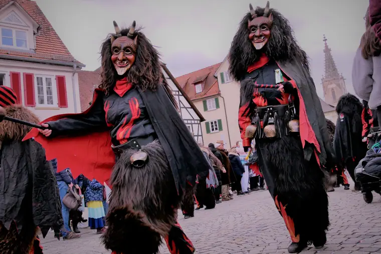 Zwei Teufel beim Umzug in der Altstadt