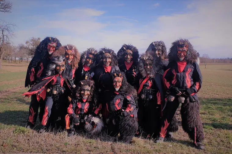 Gruppenfoto auf einer Wiese
