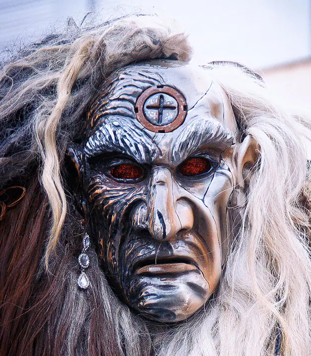 Geisterlarve mit roten Augen und Stirnzeichen