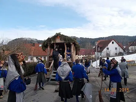 Hexen am Hexenwagen beim Umzug in Heiligenzimmern 2015
