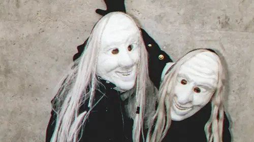 Nahaufnahme zweier Schlossgeist-Masken