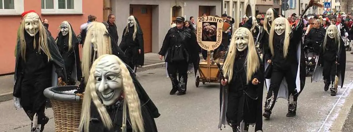 Schlossgeister beim Umzug mit Wagen