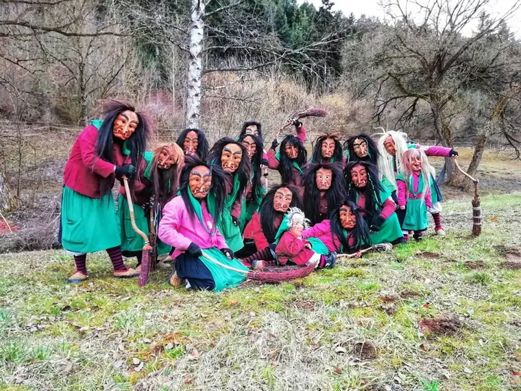 Gruppenfoto der Hexen im Freien (Unterjesingen 2019)