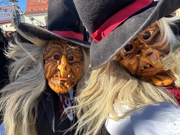 Zwei Neckarhexen mit Hut und Holzmaske