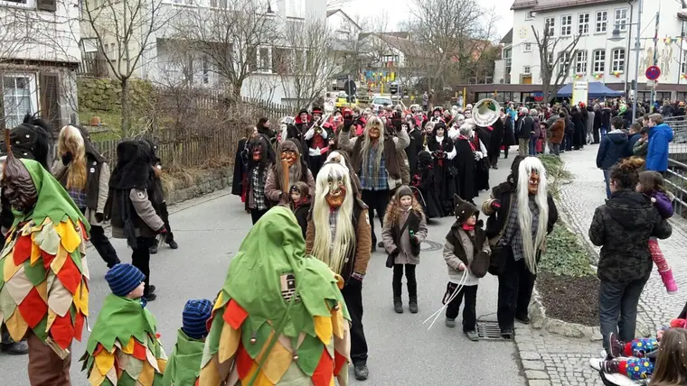 Hutzla beim Umzug, im Hintergrund Bühlmale