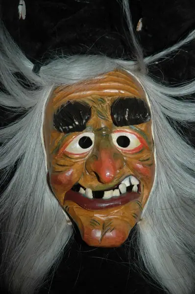 Holzmaske des Bühlmale mit Rosshaar